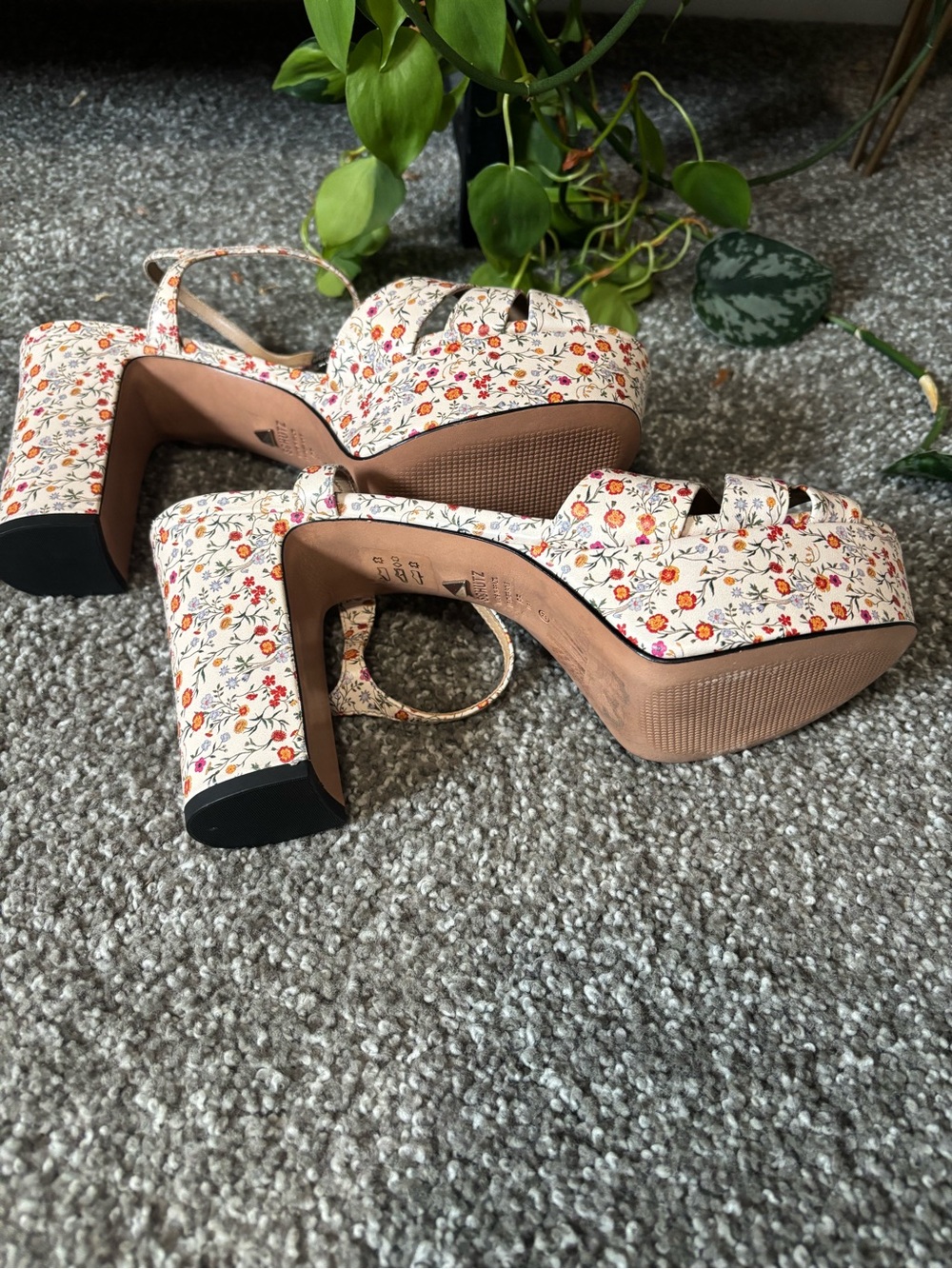 SCHUTZ Keefa Platform Sandal in Floral | Size 9 - Picture 6 of 7